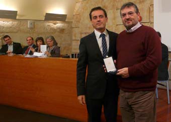 Antoni Furió, while receiving the medal.